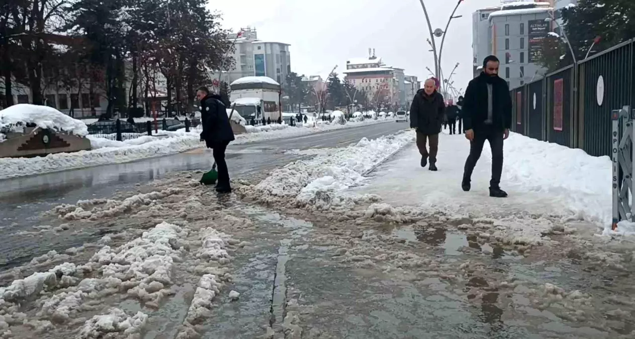 Polisten Örnek Davranış: Kar Sularını Temizledi