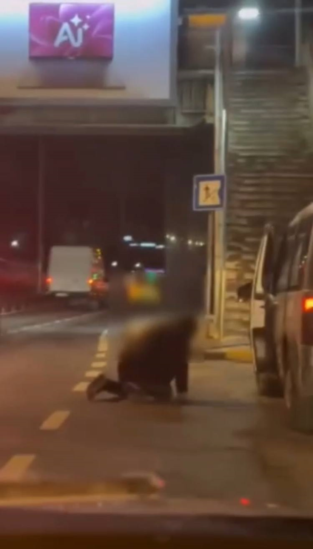 Park halindeki minibüslere çarpıp yere yığıldı