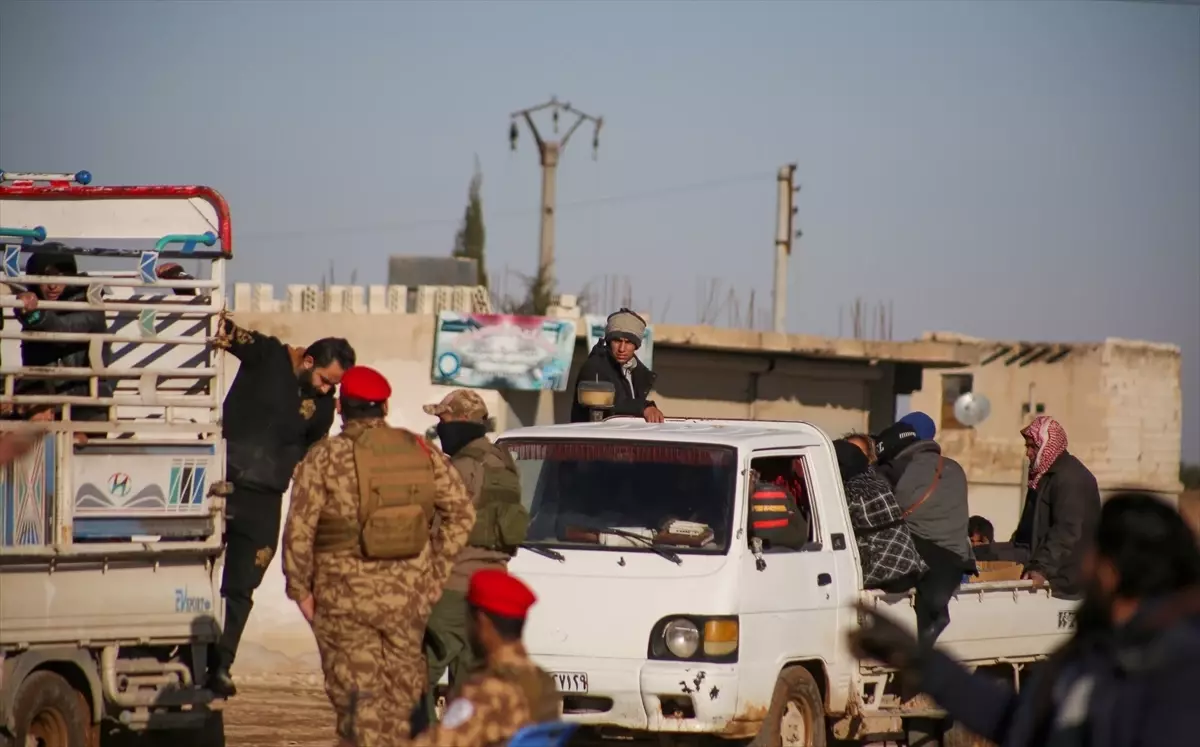 Suriye\'de YPG\'ye rağmen insani koridor açıldı, binlerce sivil yollara düştü