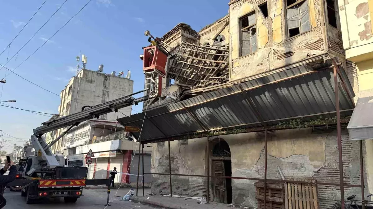 Adana\'da Tarihi Bina Çöktü