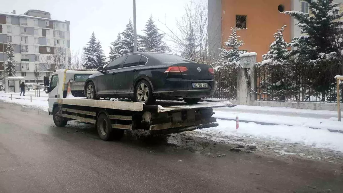 Van\'da DEM Partili belediye başkanının resmi aracına haciz