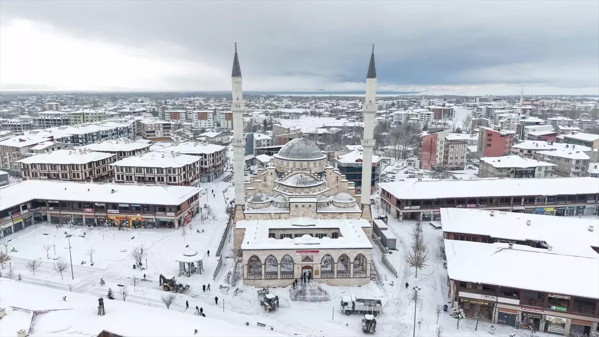Van\'da Yoğun Kar Ulaşımı Olumsuz Etkiledi
