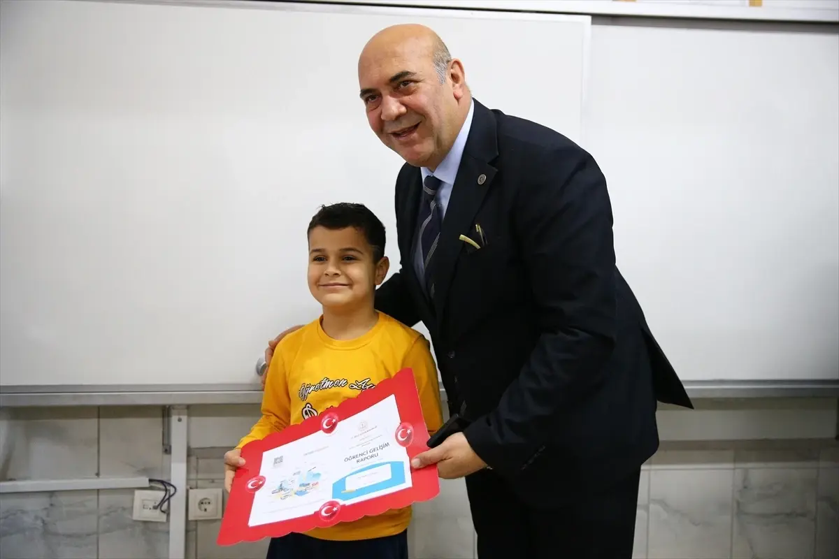 Adana, Mersin, Hatay ve Osmaniye\'de öğrenciler karnelerini aldı