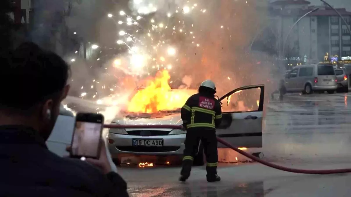 Amasya\'da otomobil alev alev yandı, patlamalar korkuttu