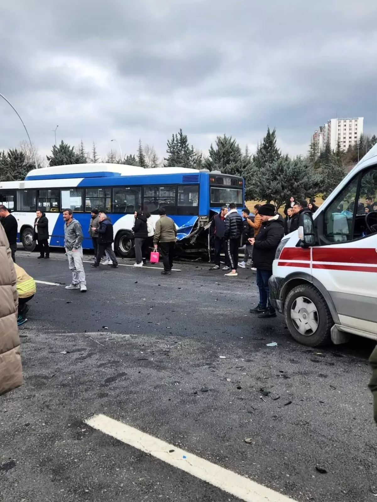 Ankara\'da Otobüse Çarpan Araçta 4 Yaralı