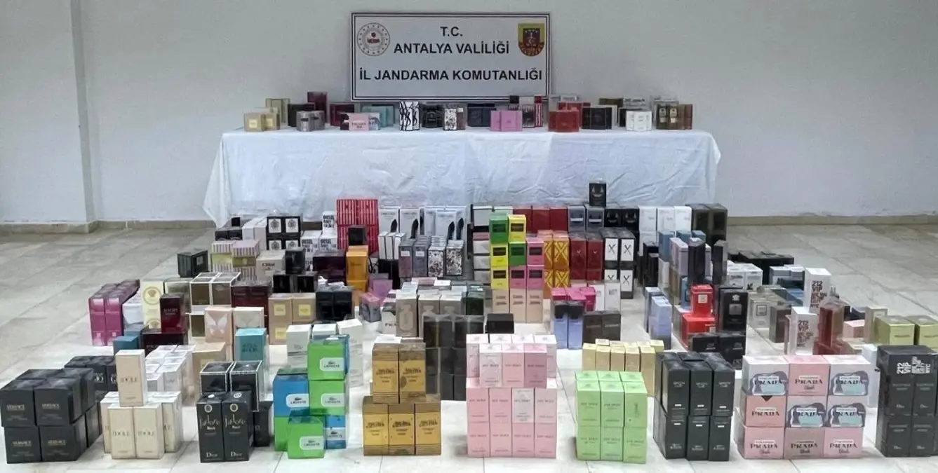 Antalya\'da 3 Bin 450 Kaçak Parfüm Ele Geçirildi