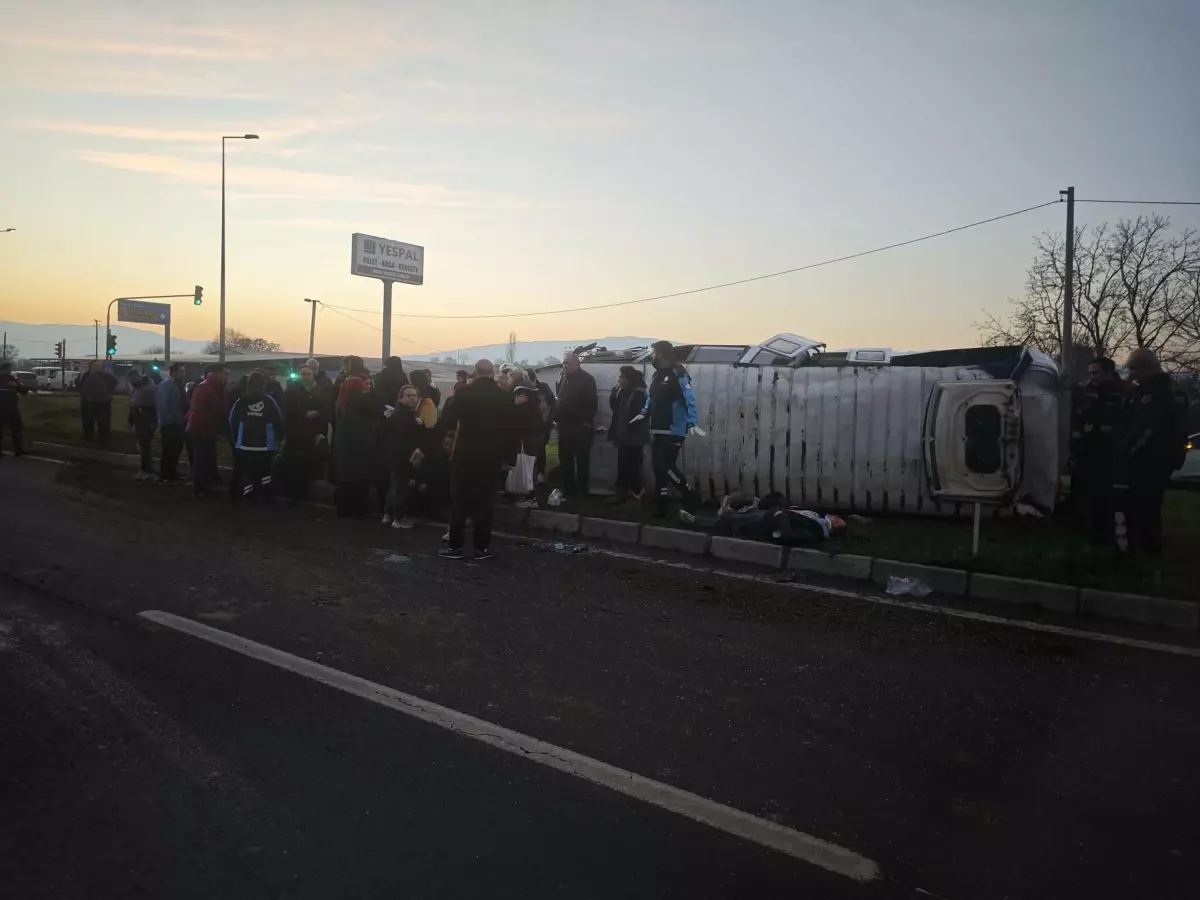 Sultanhisar\'da Servis Minibüsü Devrildi: 16 Yaralı