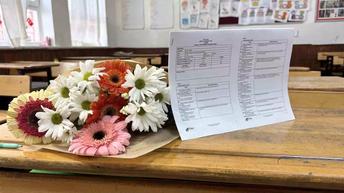 Babalarının öldürdüğü kardeşlerin karneleri sıralarına bırakıldı