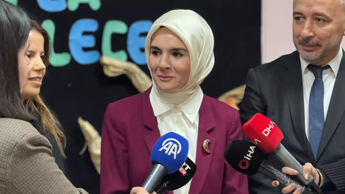 AİLE ve Sosyal Hizmetler Bakanı Göktaş, Şehit Piyade Uzman Çavuş\'un Oğluna Karne Verdi