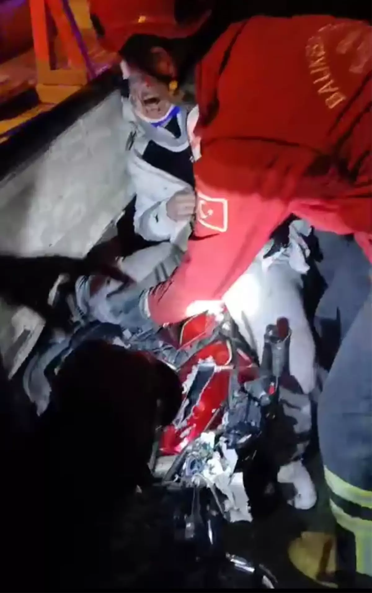 Balıkesir\'de Kamyonet ile Motosiklet Çarpıştı