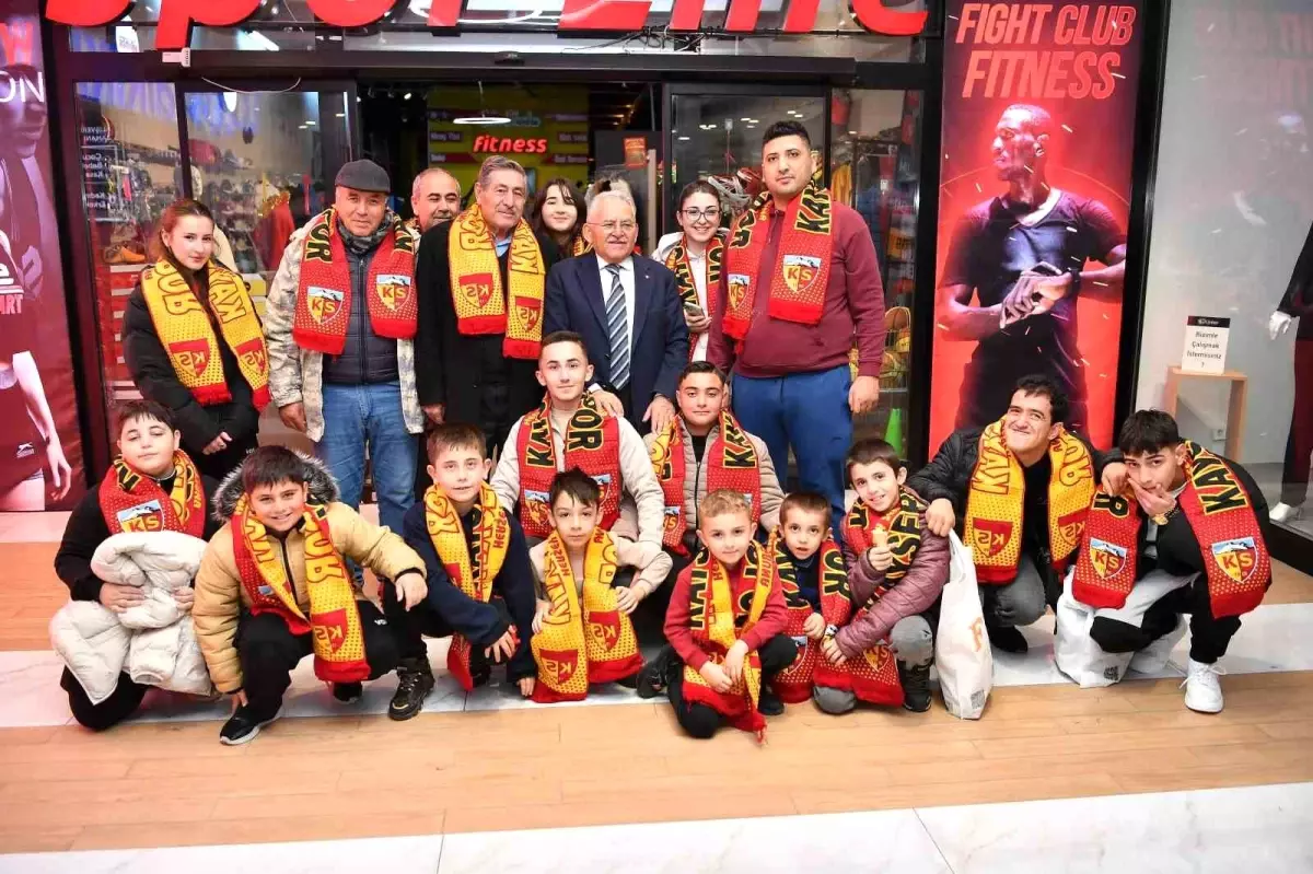 Başkan Büuyükkılıç, AVM\'de esnaf ve vatandaşlarla buluştu