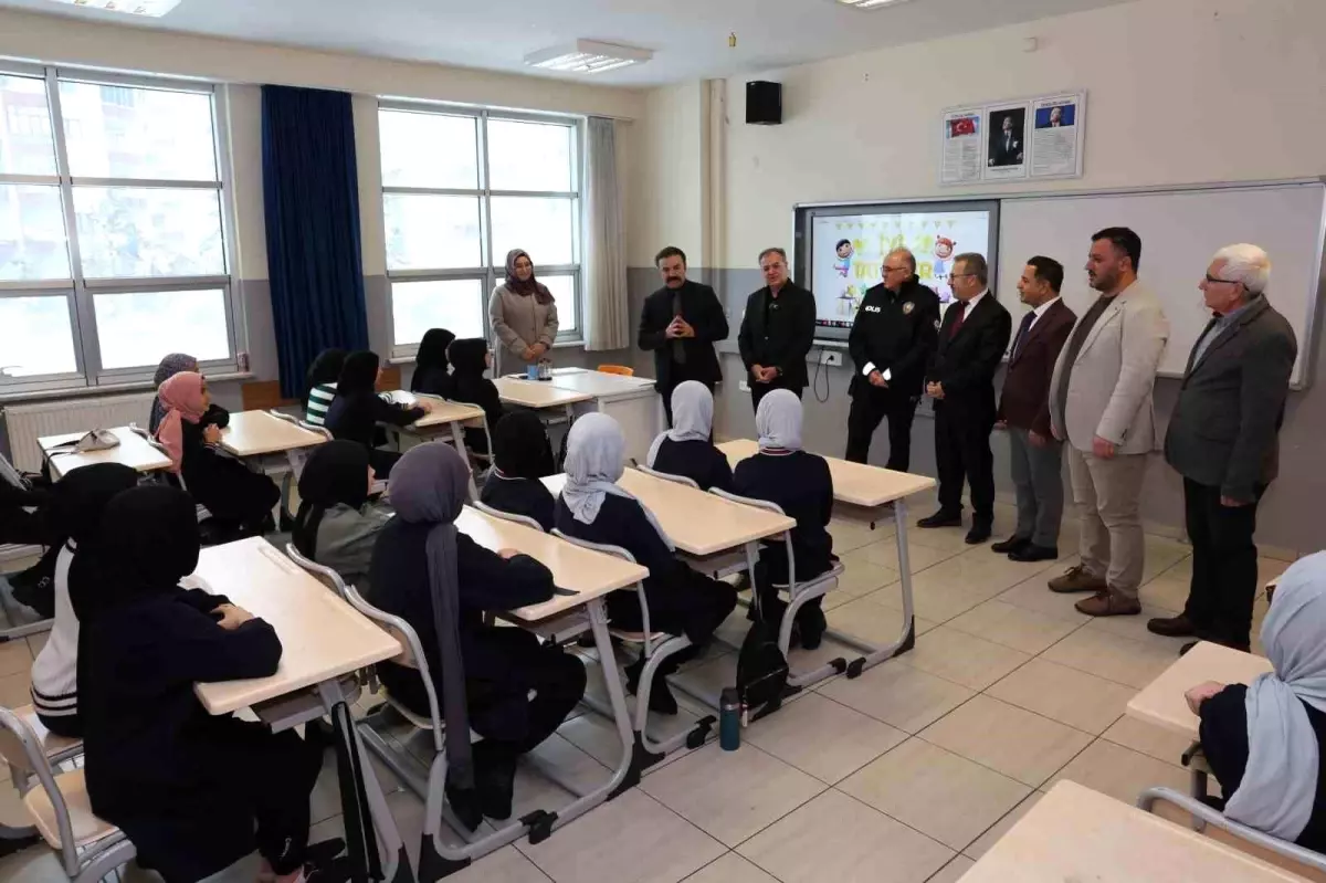 Başkan Özdoğan, öğrencilerin karne heyecanına ortak oldu