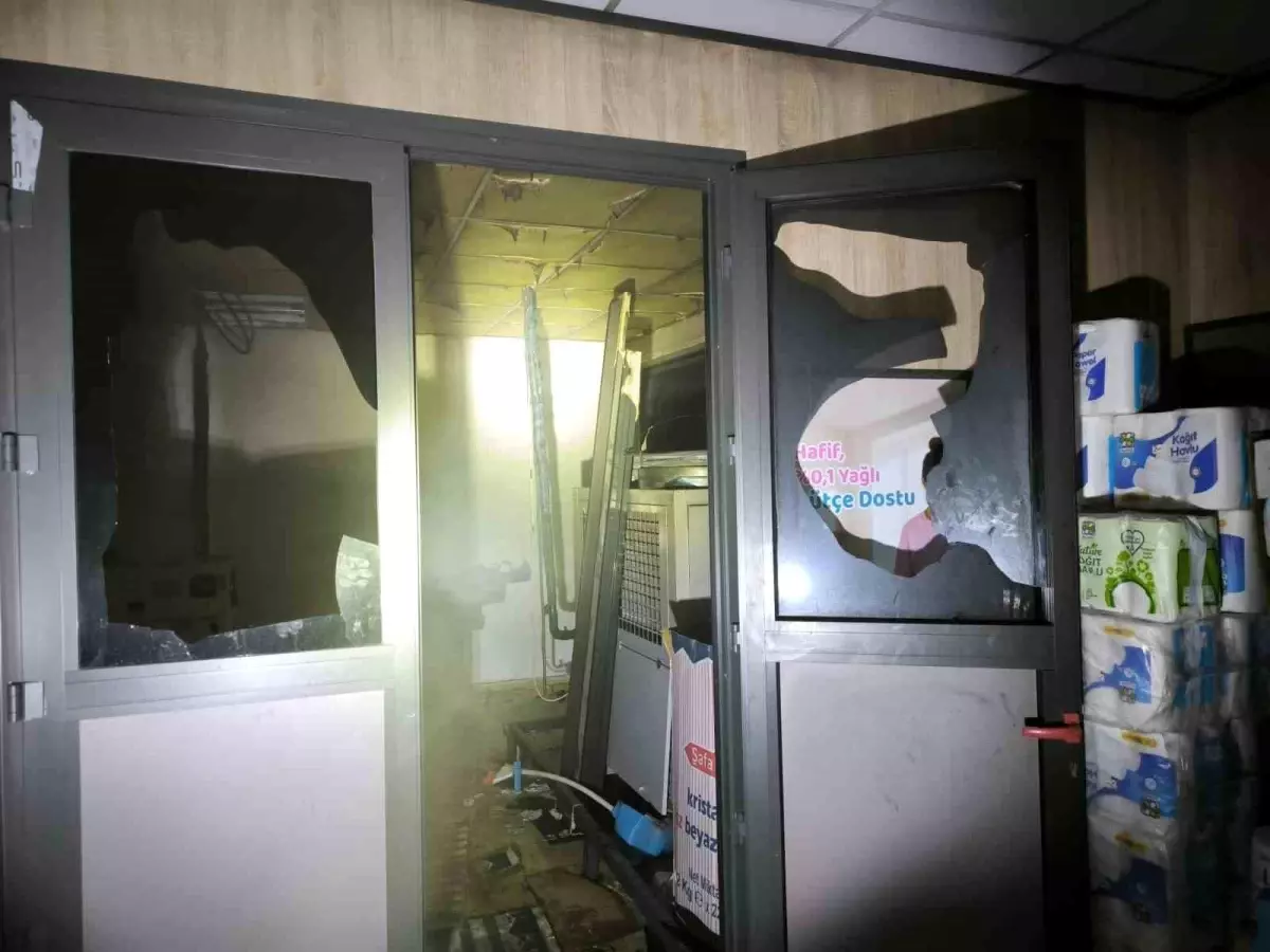 Batman\'da Market Deposunda Yangın