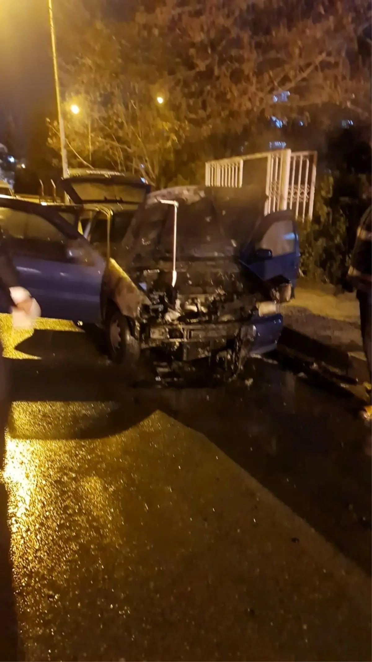 Batman\'da park halindeyken yanan otomobil kullanılamaz hale geldi