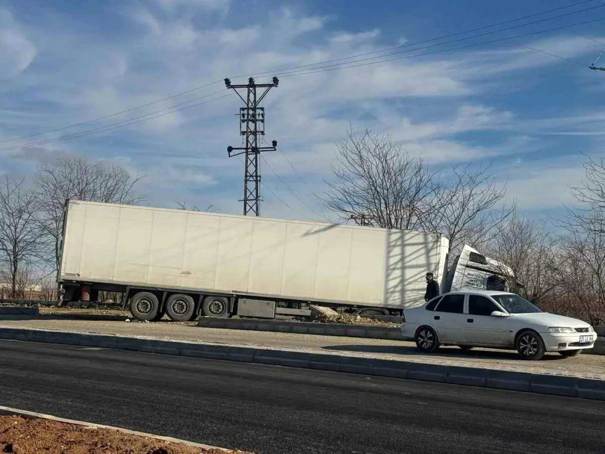 Batman\'da Tır-Minibüs Çarpıştı: 6 Yaralı