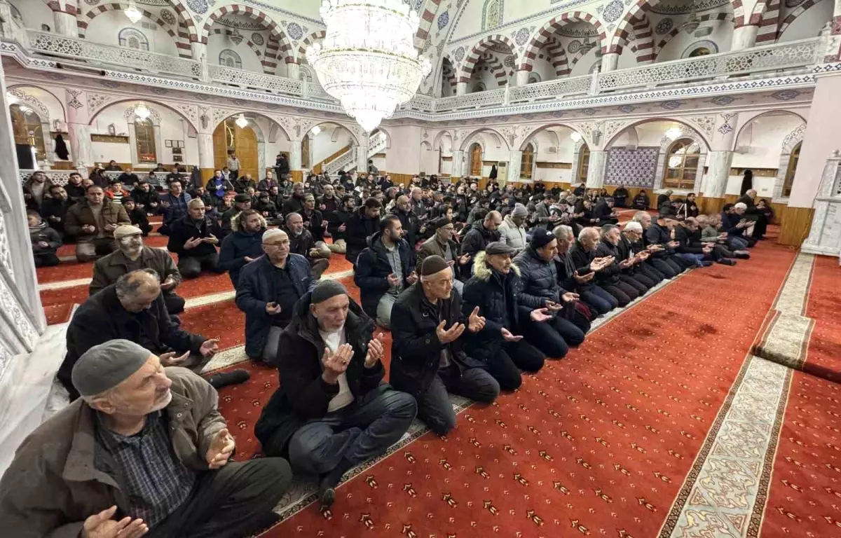 Miraç Kandili\'nde Camiler Dolu