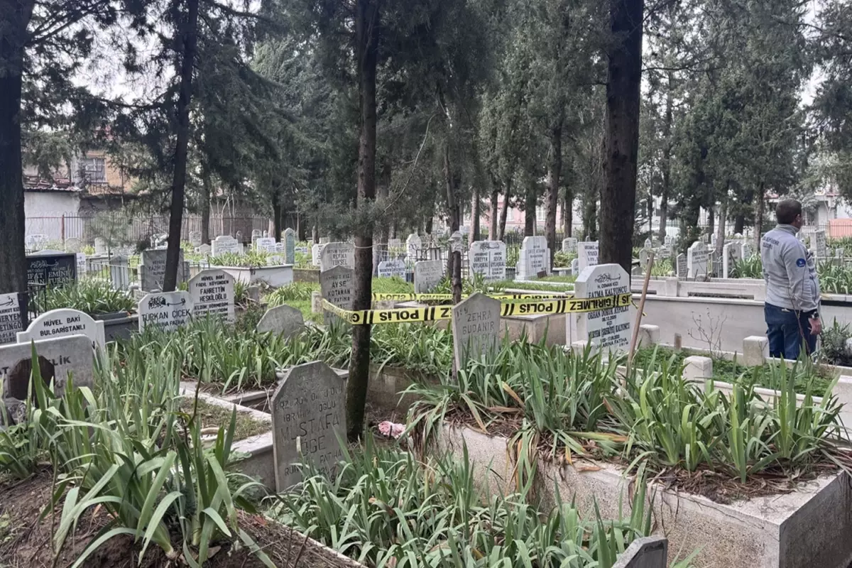 Kimseye haber verilmeden gömüldü, mezarlık görevlisi fark etti