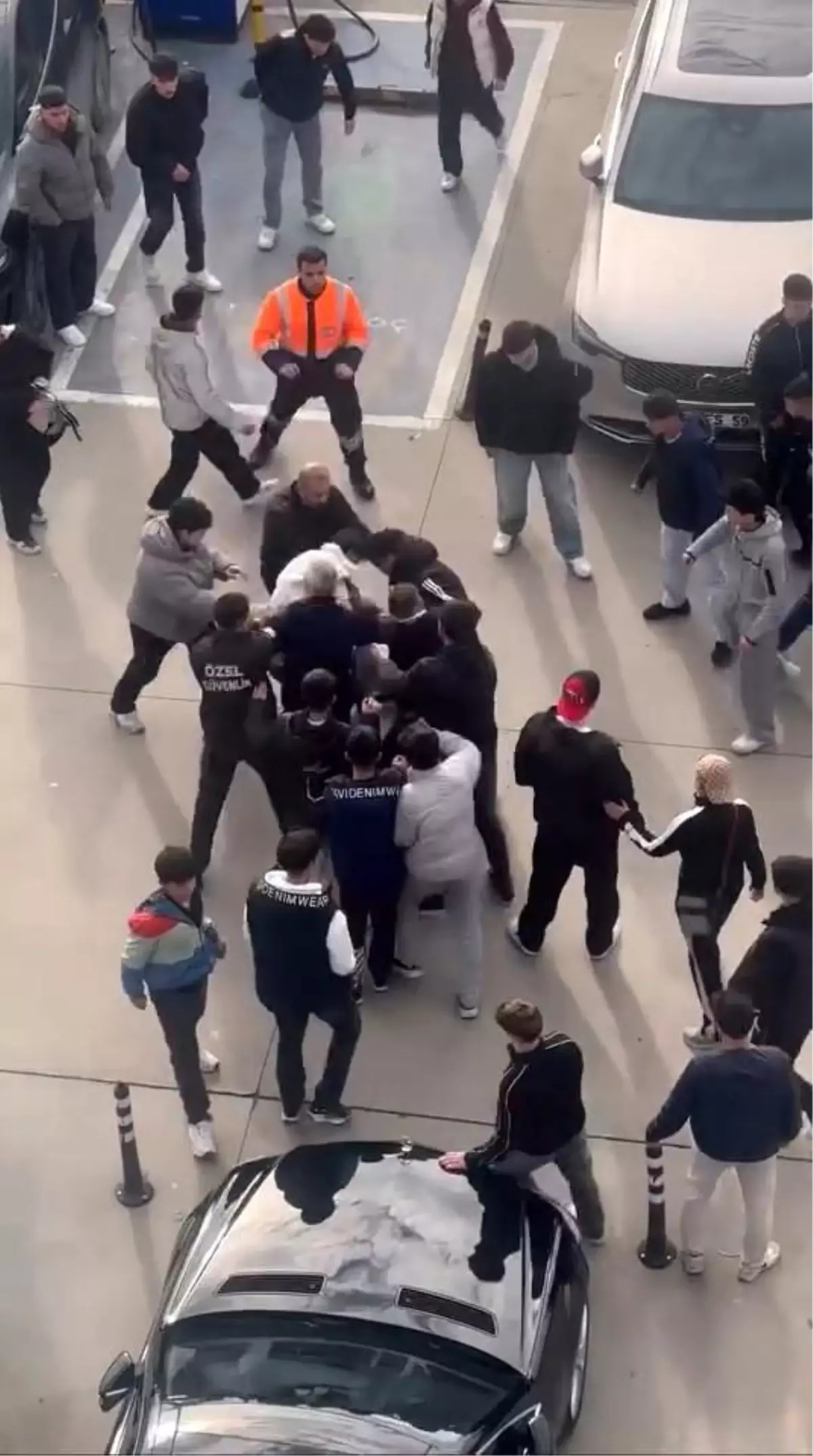 Alışveriş merkezinde tekme tokat kavga ettiler