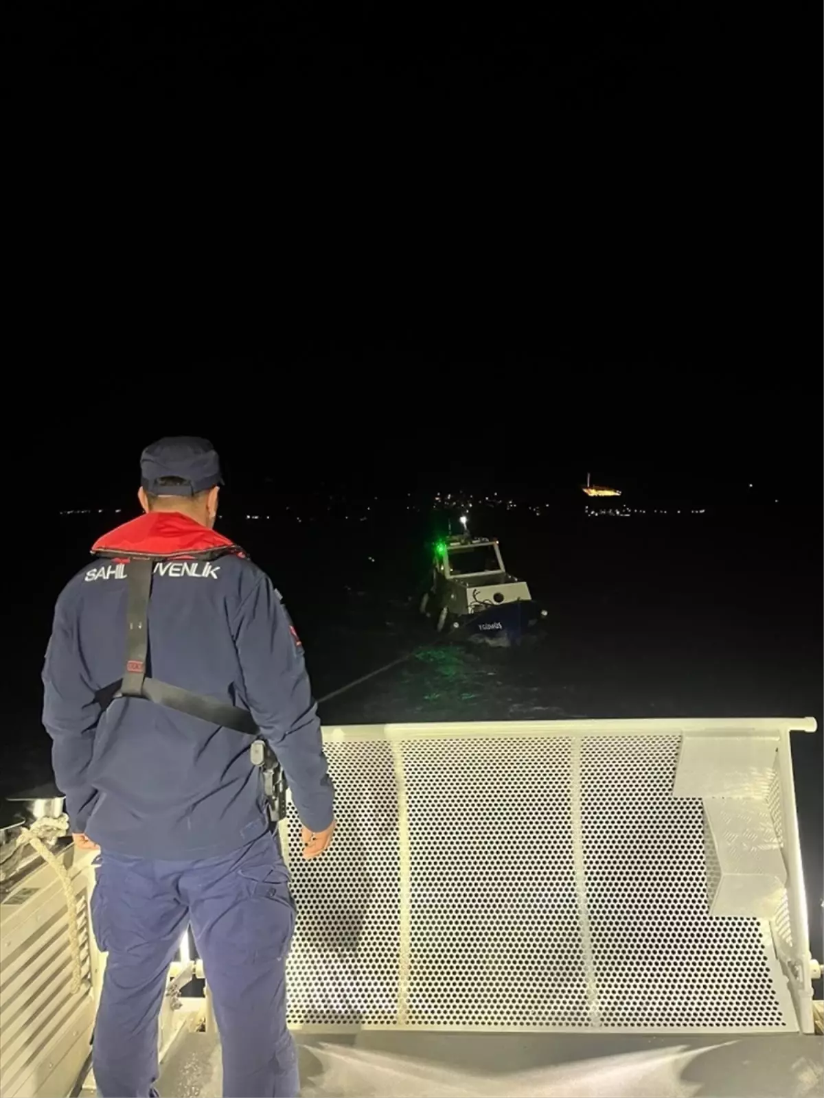 Çanakkale\'de Makineleri Arızalanan Tekne Kurtarıldı