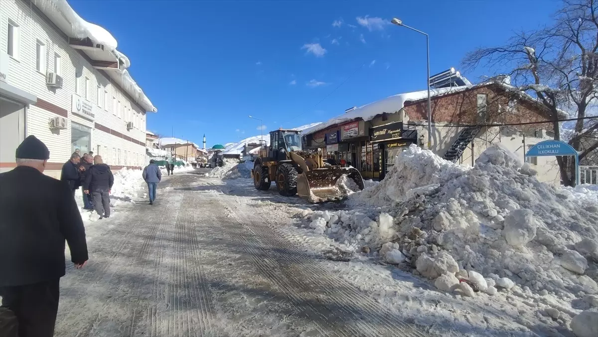 Çelikhan\'da Kar Temizleme Çalışmaları Sürüyor
