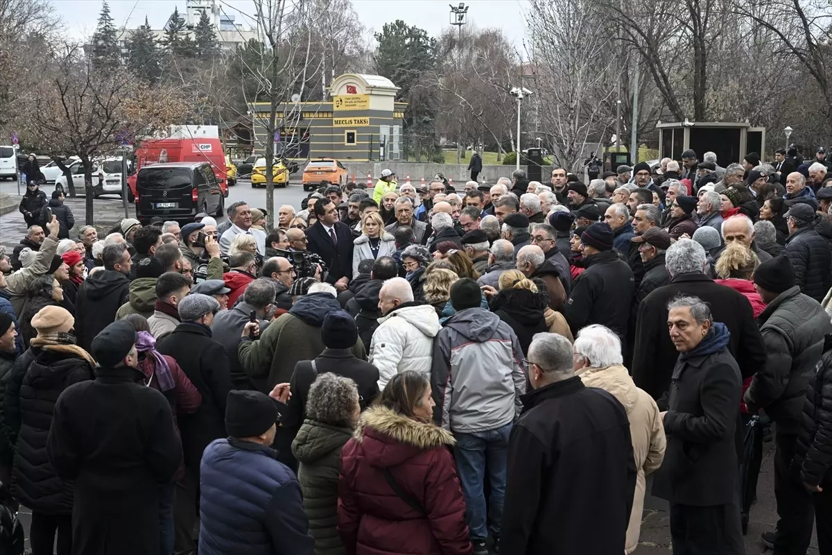 CHP, Emekli Maaşları için Meclis Önünde Açıklama Yaptı