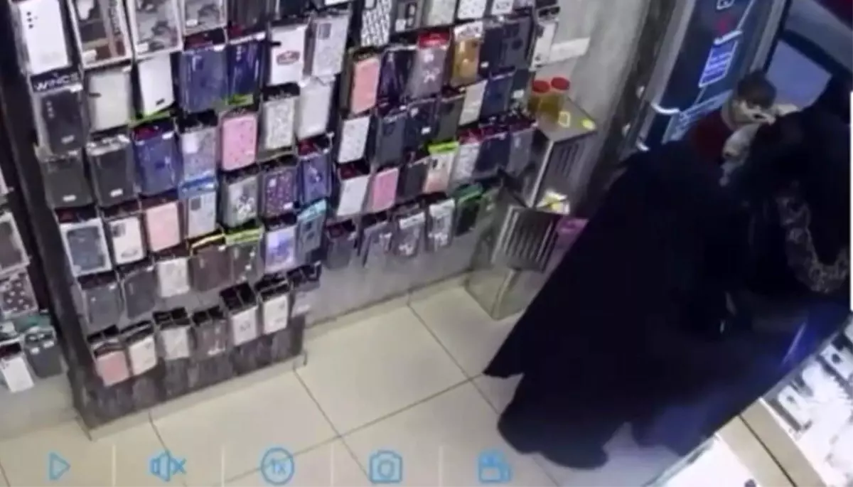 Çocuğunu ameliyat ettirmek için bozdurmaya çalıştığı altınları çaldılar