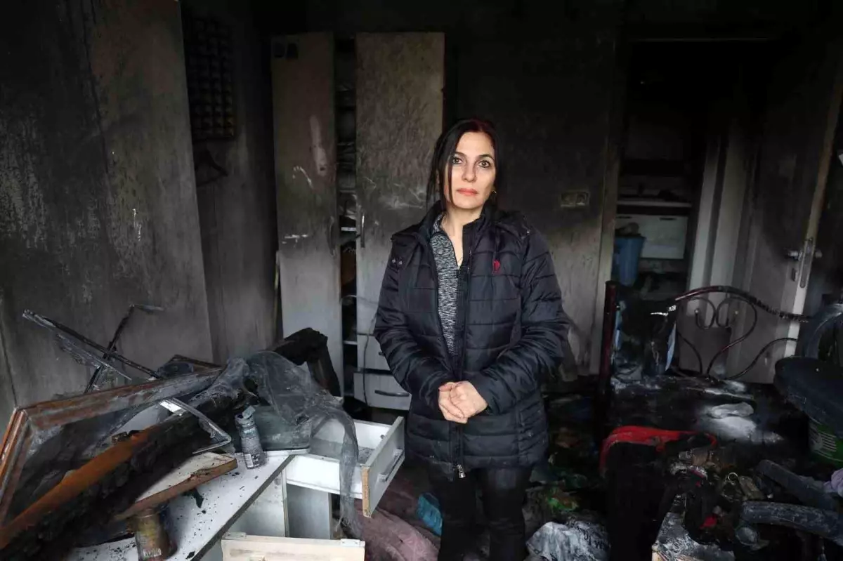 Depremde evi yıkılan ailenin yeni yuvası alev alev yandı