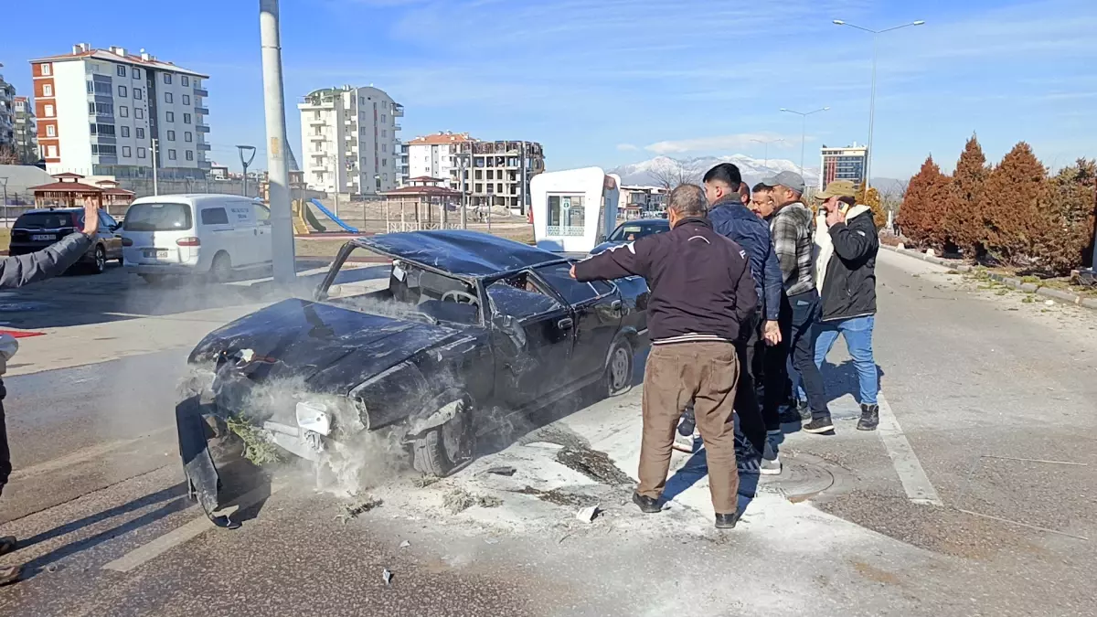Karaman\'da Kaza: Sürücü Yara Almadan Kurtuldu