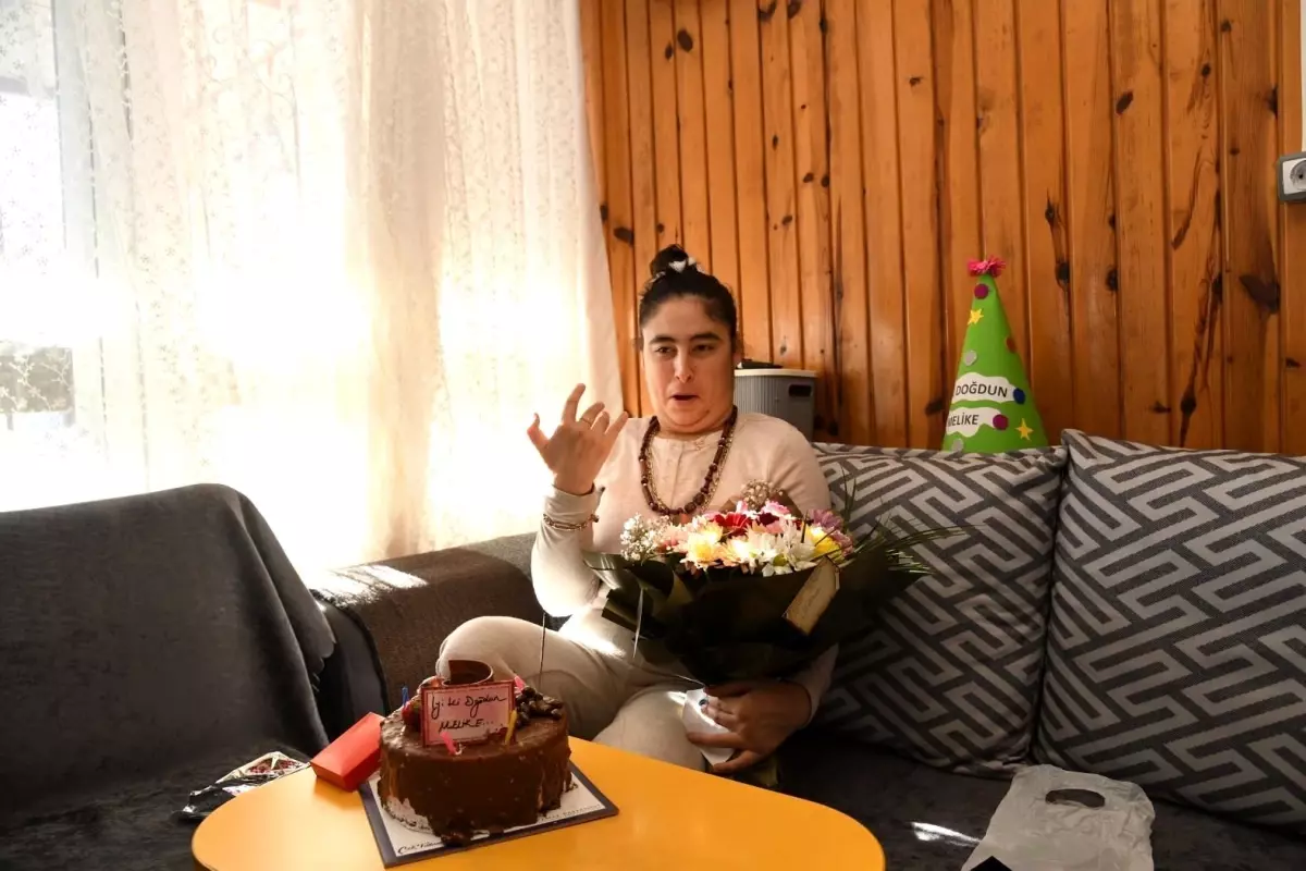 Engelli gencin yüzünü güldüren doğum günü sürprizi