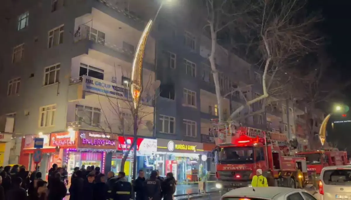 Niğde\'de Apartmanda Yangın