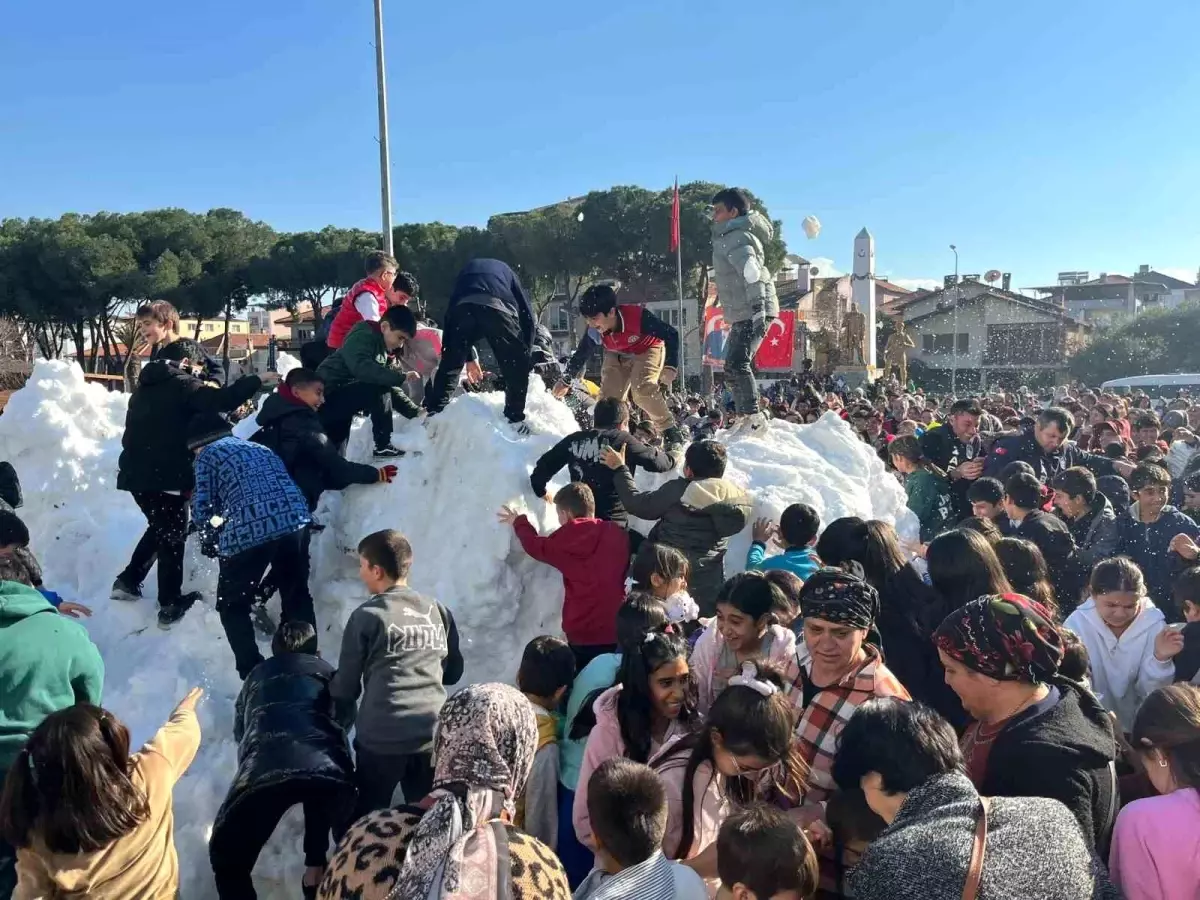 Germencik Belediyesi\'nden karnelerini alan çocuklara "kar" sürprizi