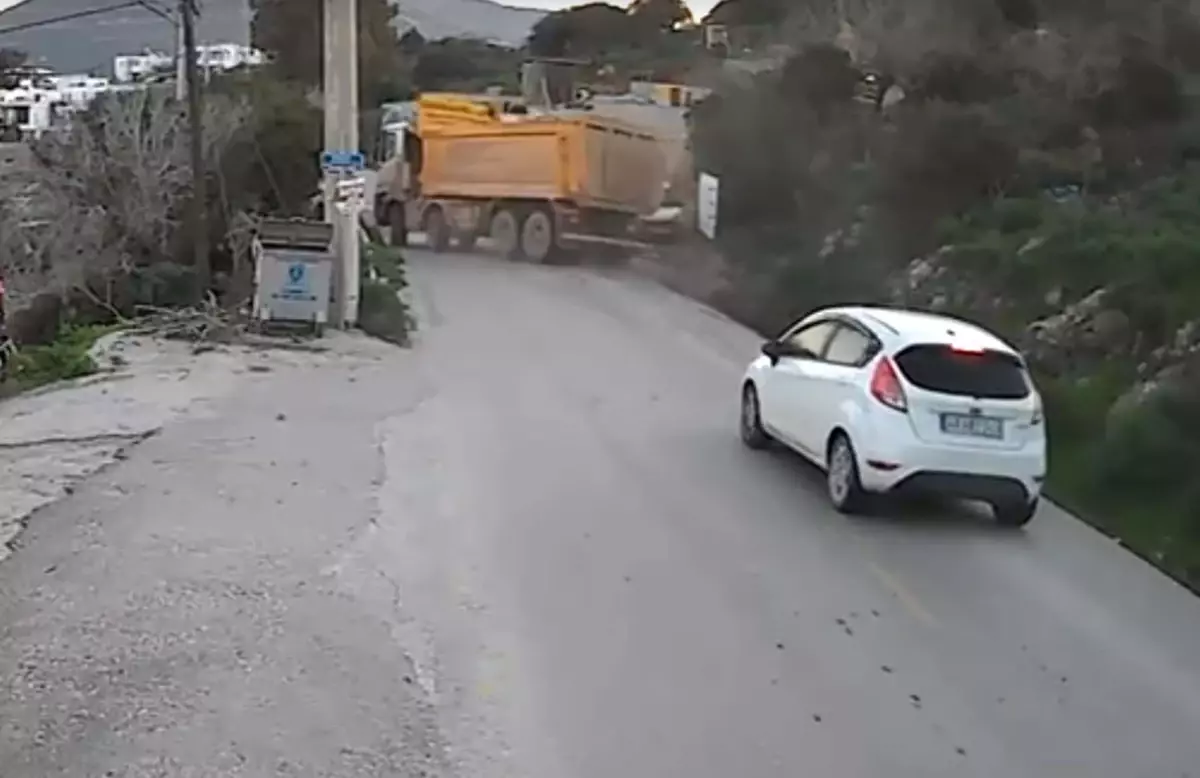 Bodrum\'da Hafriyat Kamyonu Devrildi