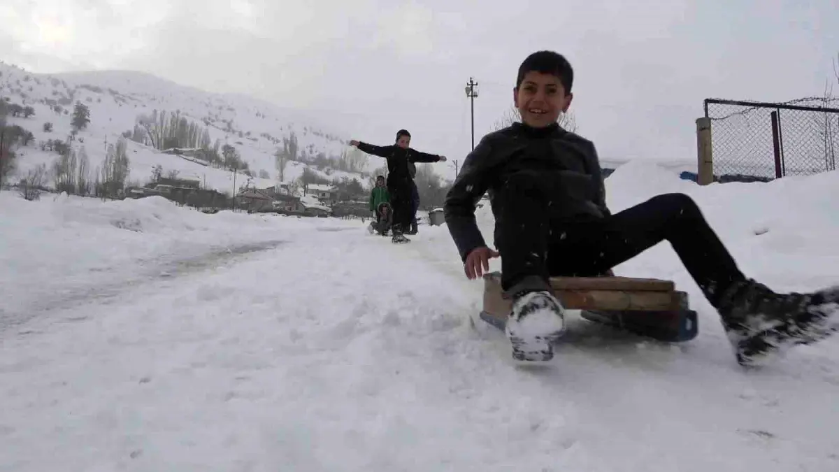 Muş\'ta Çocuklar Karla Eğleniyor