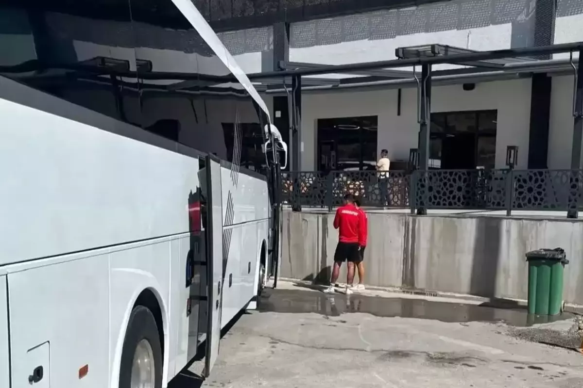 Hesabı ödeyemedikleri için restoranda rehin kalan takıma şok ceza