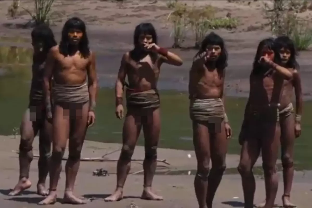 İlk kez kamera gören izole kabile üyelerinden ilginç tepkiler