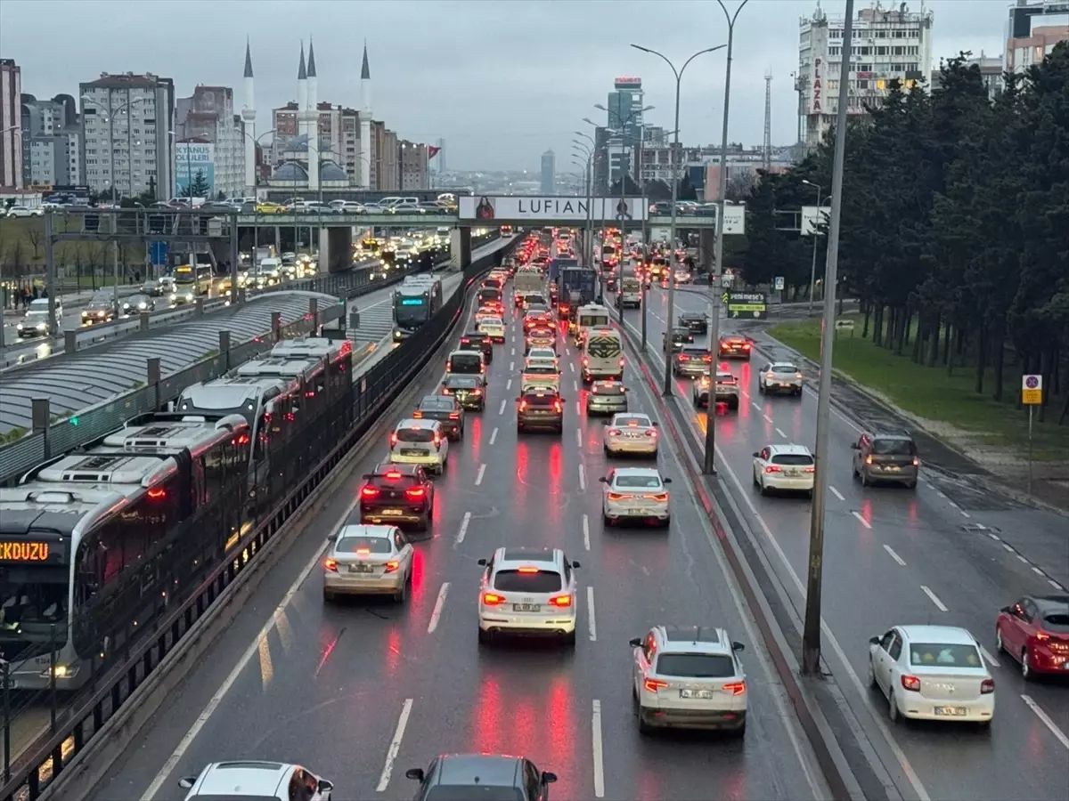 İstanbul\'da akşam saatlerinde trafik yoğunluğu yüzde 87\'ye çıktı
