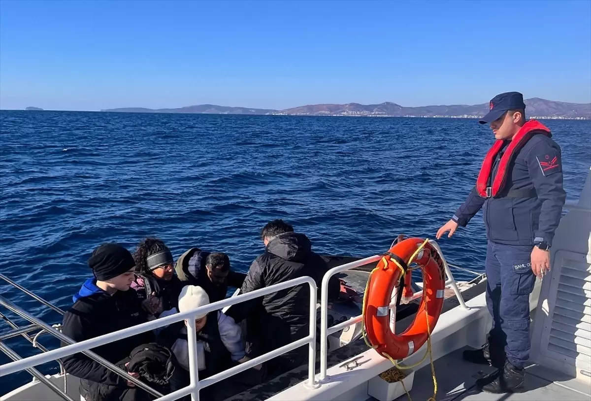 Karaburun\'da Düzensiz Göçmen Kurtarıldı