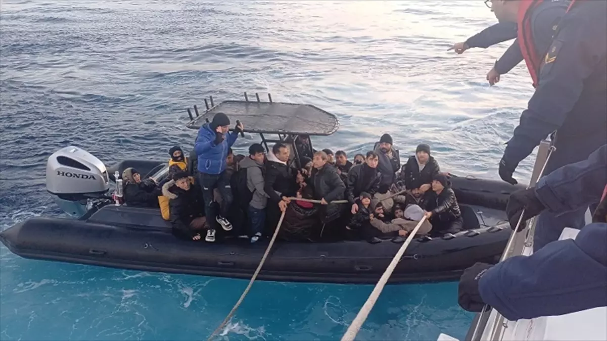 İzmir\'de 56 Düzensiz Göçmen ve Şüpheli Yakalandı