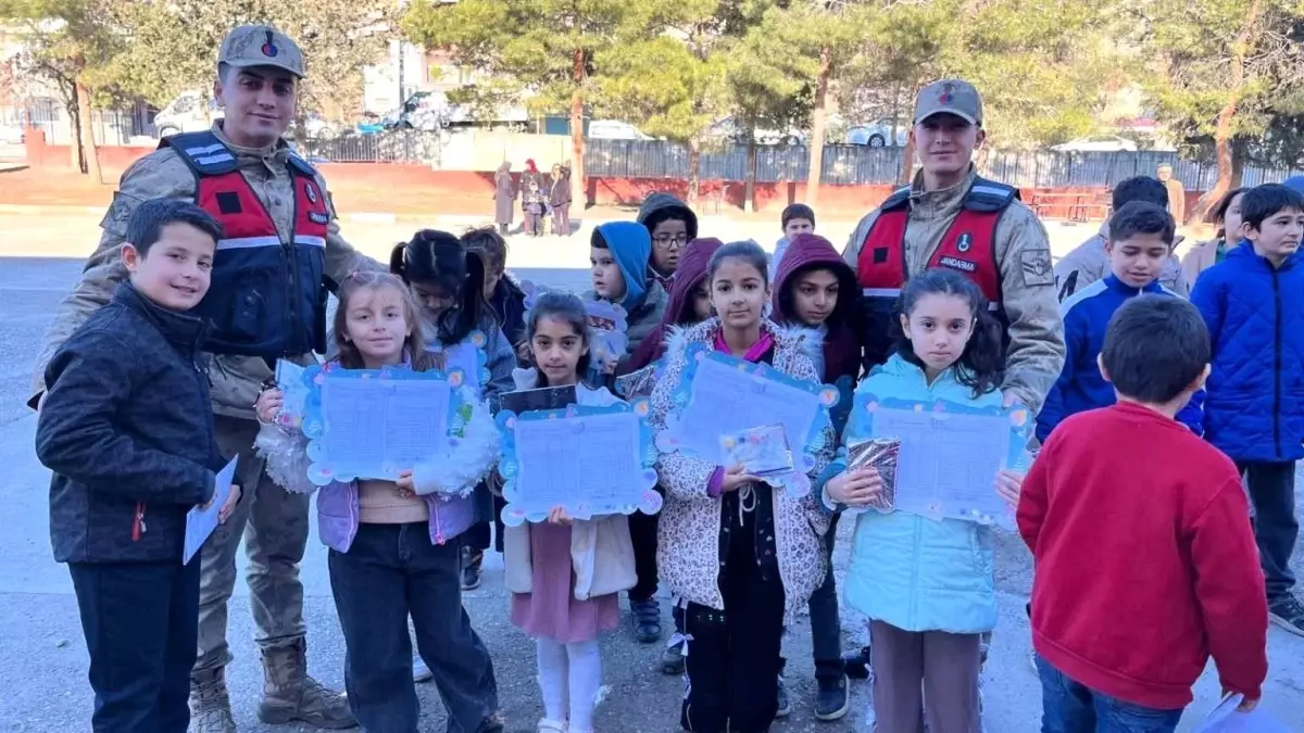 Jandarma Çocuklara Karne Hediyesi Verdi