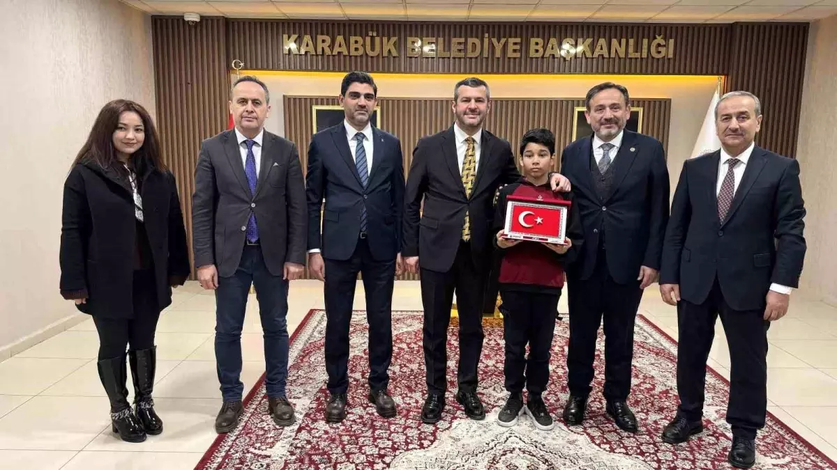 Kar altında İstiklal Marşını okuyan öğrenciye Başkan Çetinkaya da kayıtsız kalmadı