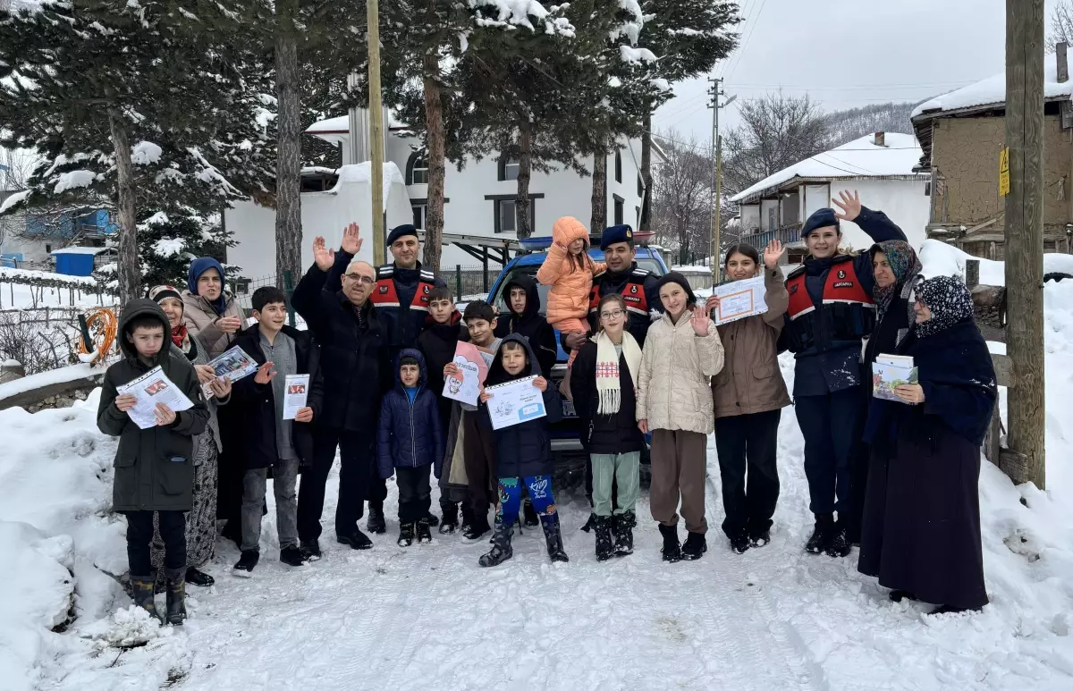 Kar Yağışı Nedeniyle Karneler Jandarma Tarafından Dağıtıldı