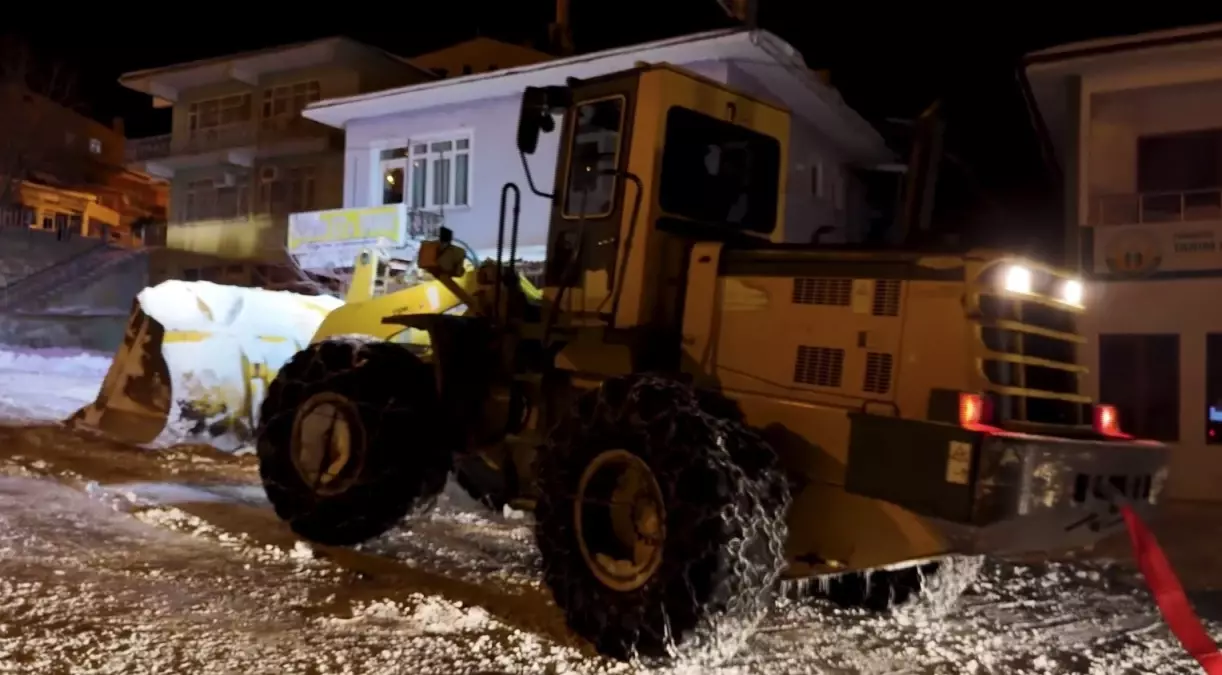 Bayburt\'ta TIR Şoförü Kar Mahsurundan Kurtarıldı