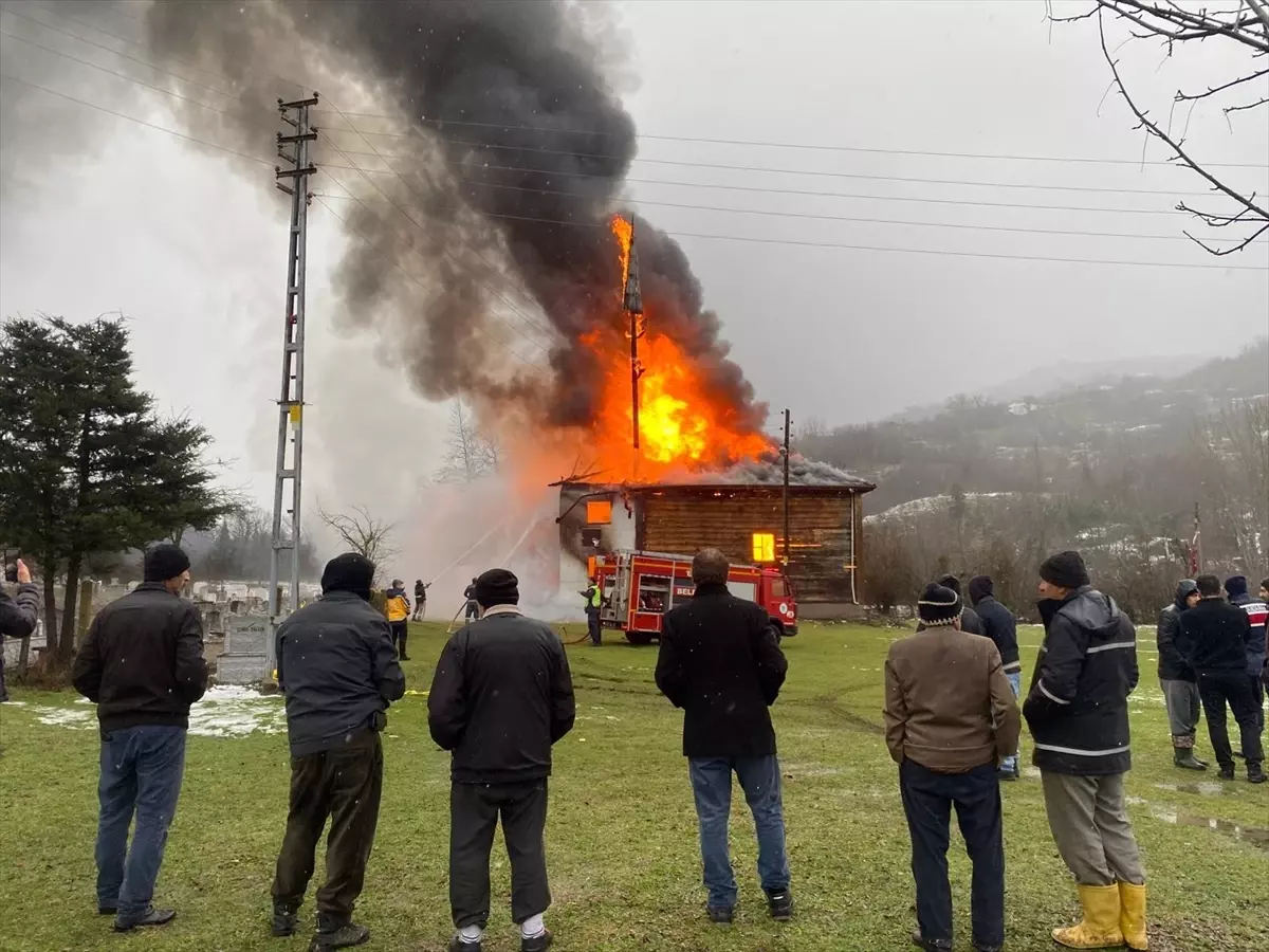 Eflani\'de Tarihi Cami Yangını