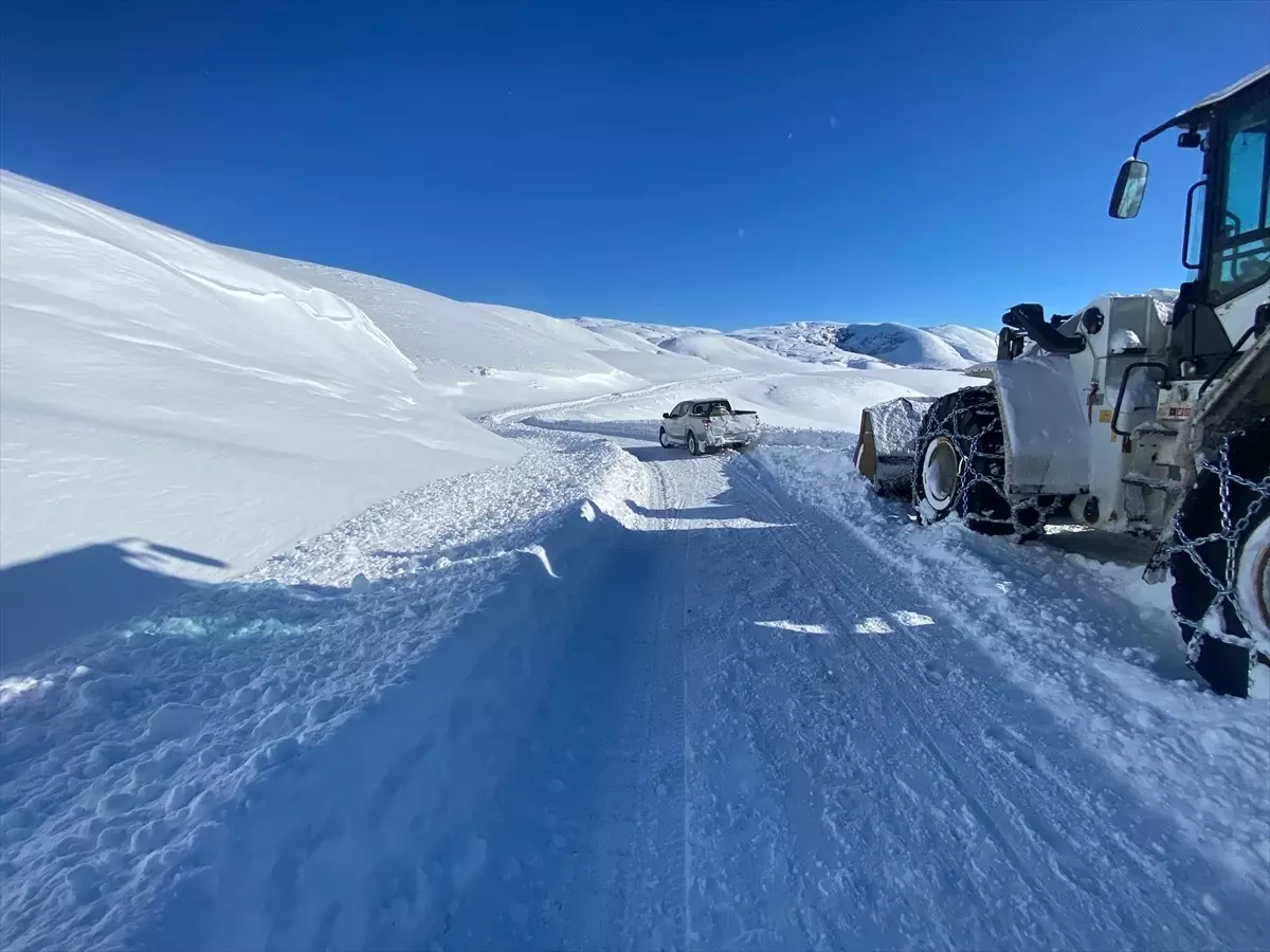 Karlıova\'da Kar Yolları Açılıyor