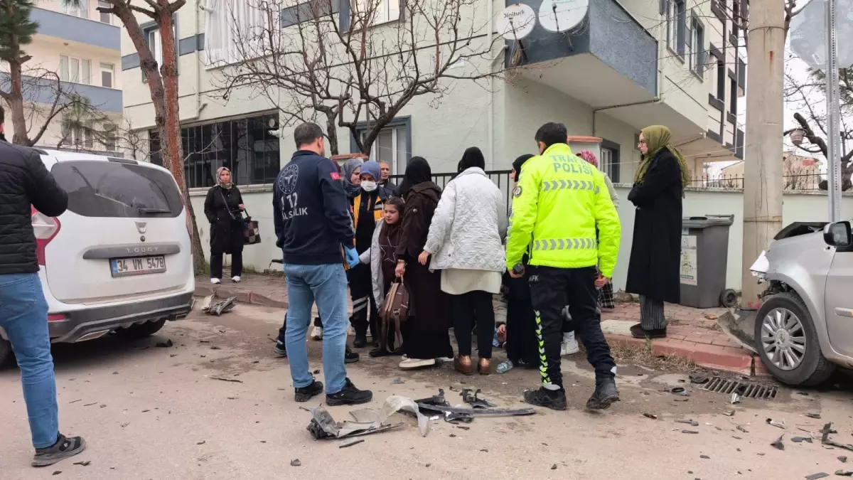 İnegöl\'de Otomobil Kazası: Anne ve Kızı Yaralandı