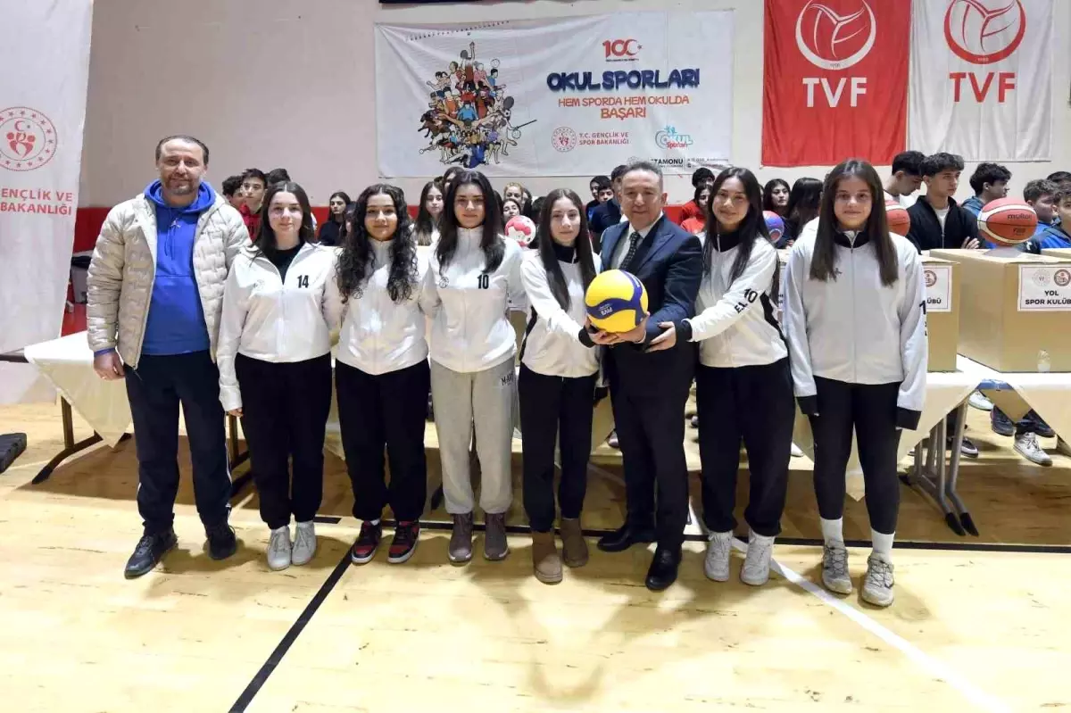 Kastamonu\'da 7 Milyon TL\'lik Spor Malzemesi Dağıtıldı