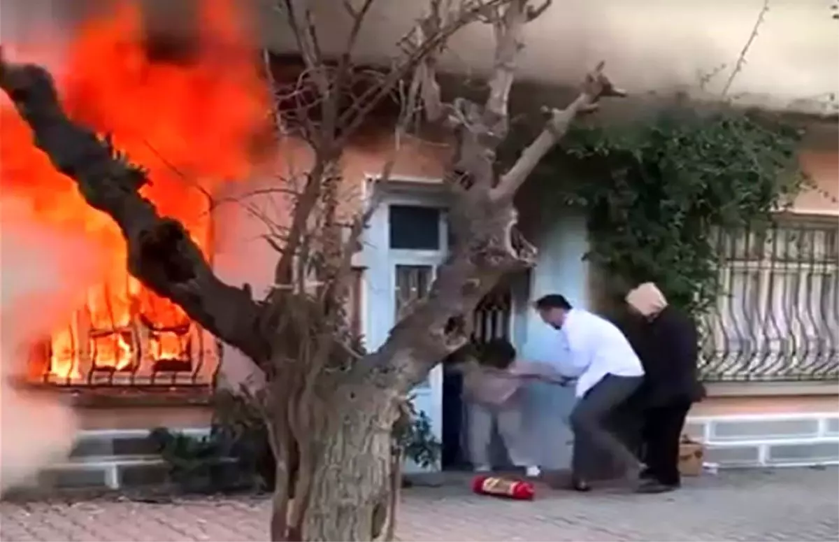 Kedisini kurtarmak için alevlerin içine daldı, komşuları güçlükle dışarı çıkardı