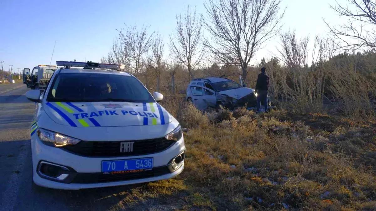 Karaman\'da Cip Trafik Levhalarına Çarptı: Sürücü Yaralandı
