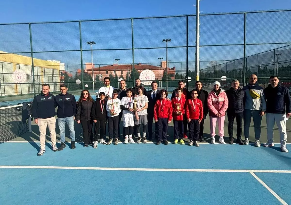 Manisa\'da Okul Sporları Tenis Birinciliği Tamamlandı