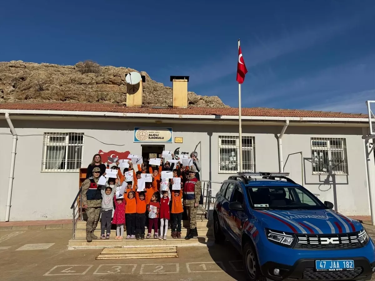 Jandarma, Öğrencilerin Karnesini Kutladı